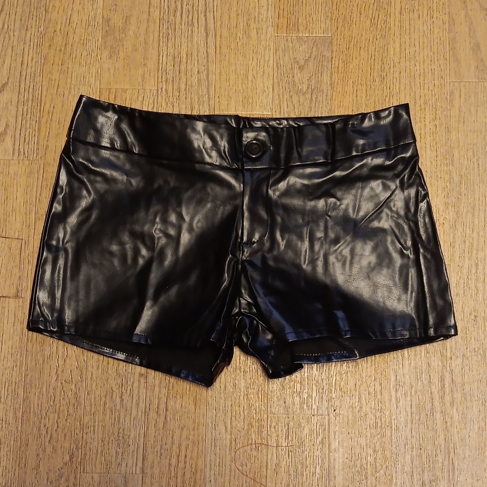 COLAR SWATCH BLACK PLEATHER SHORTS